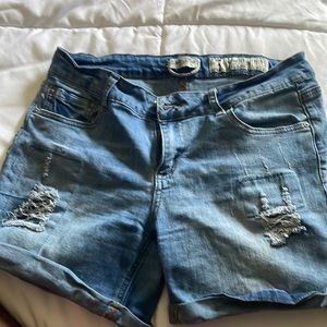 Denim shorts. Stretch. Cuffed hem.